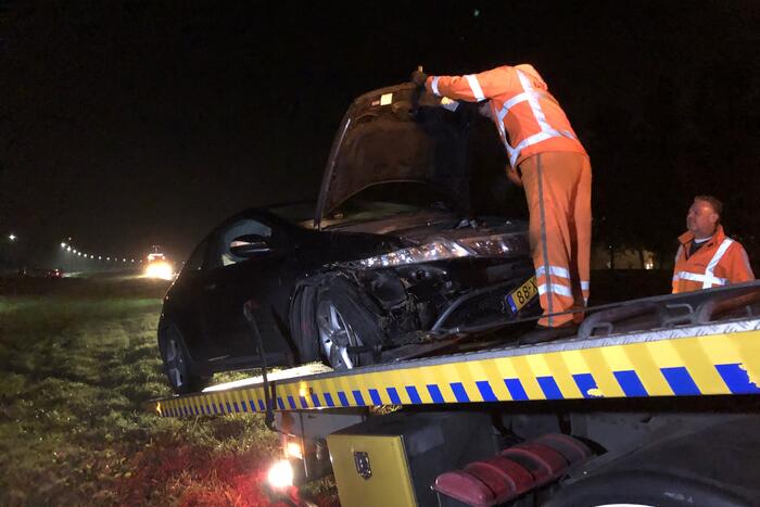 Auto raakt van de weg en belandt in sloot