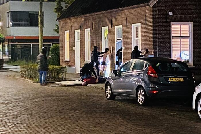 Arrestatieteam valt woning binnen