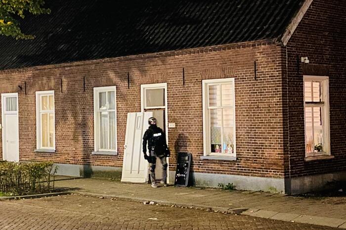 Arrestatieteam valt woning binnen