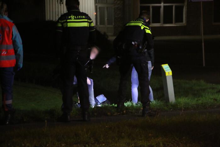 Scooterrijder rijdt sloot in