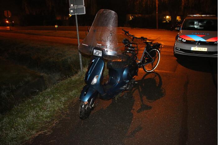 Scooterrijder rijdt sloot in