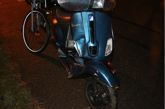 Scooterrijder rijdt sloot in