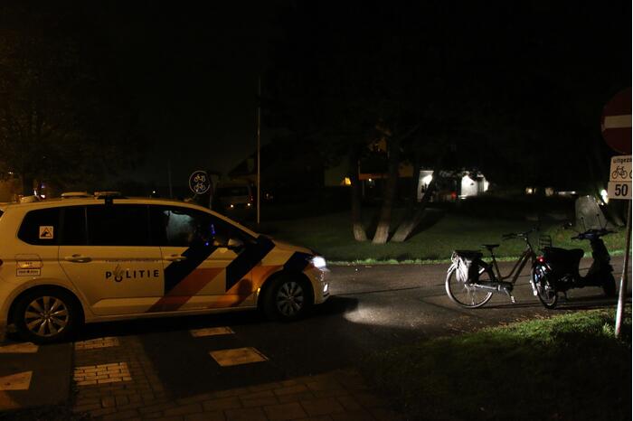 Scooterrijder rijdt sloot in