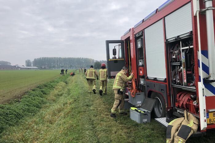 Paard en wagen valt in sloot