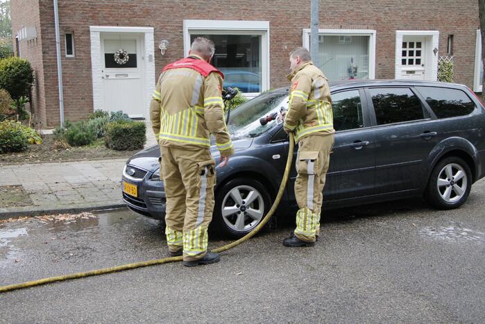 Brandweer blust brand in motorkap
