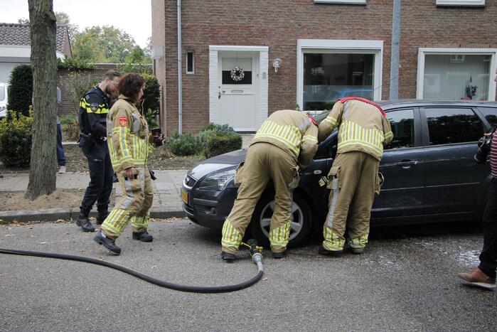 Brandweer blust brand in motorkap
