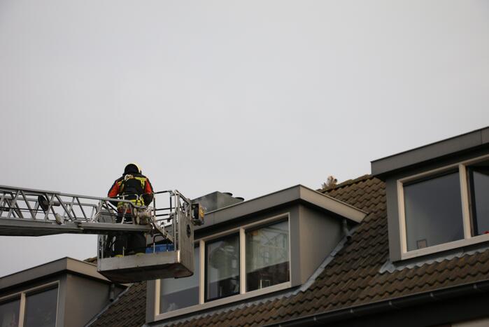 Brandweer redt kat van dak