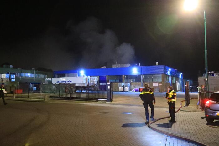 Grote uitslaande brand bij visverwerkingsbedrijf