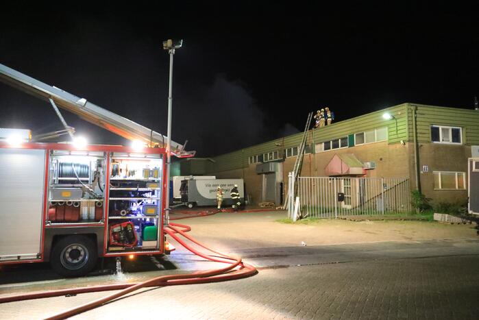 Grote uitslaande brand bij visverwerkingsbedrijf