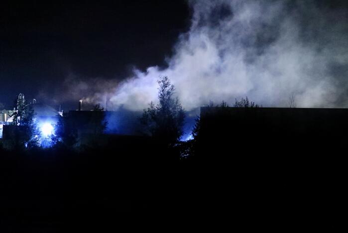 Grote uitslaande brand bij visverwerkingsbedrijf
