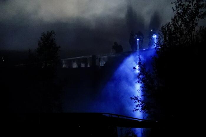 Grote uitslaande brand bij visverwerkingsbedrijf