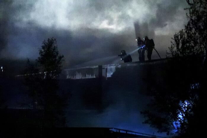 Grote uitslaande brand bij visverwerkingsbedrijf