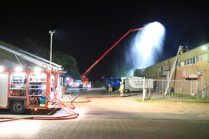 Grote uitslaande brand bij visverwerkingsbedrijf