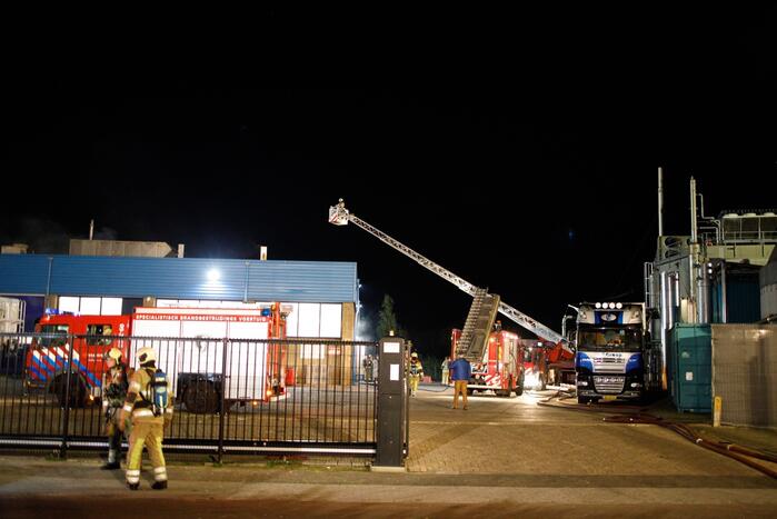 Grote uitslaande brand bij visverwerkingsbedrijf