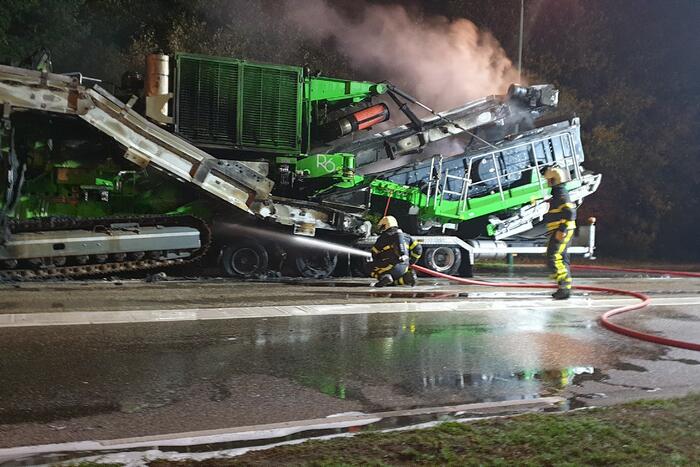 Trailer van vrachtwagen vliegt in brand voor stoplicht