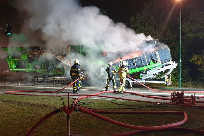 Trailer van vrachtwagen vliegt in brand voor stoplicht