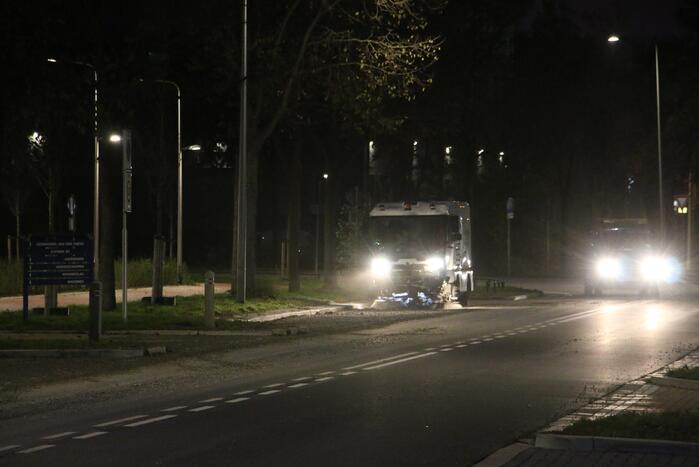 Vrachtwagen verliest lading, weg bezaaid met beton en stenen