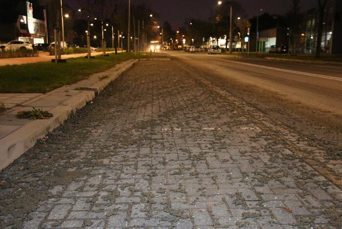 Vrachtwagen verliest lading, weg bezaaid met beton en stenen