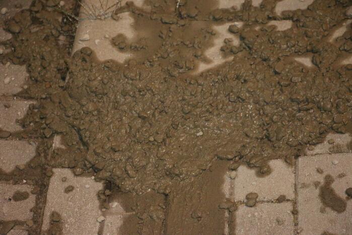 Vrachtwagen verliest lading, weg bezaaid met beton en stenen