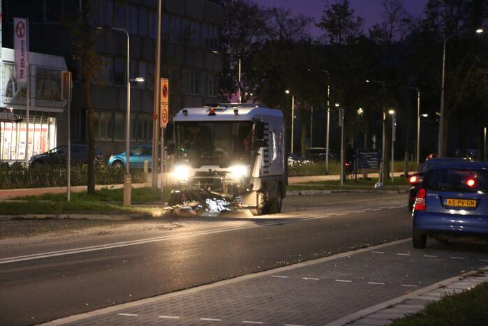 Vrachtwagen verliest lading, weg bezaaid met beton en stenen