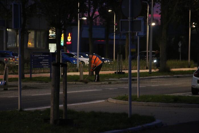Vrachtwagen verliest lading, weg bezaaid met beton en stenen