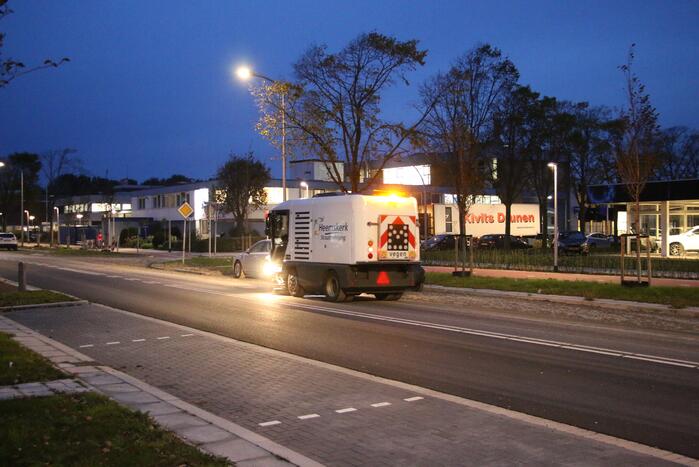 Vrachtwagen verliest lading, weg bezaaid met beton en stenen