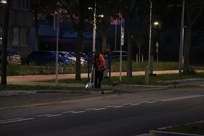 Vrachtwagen verliest lading, weg bezaaid met beton en stenen