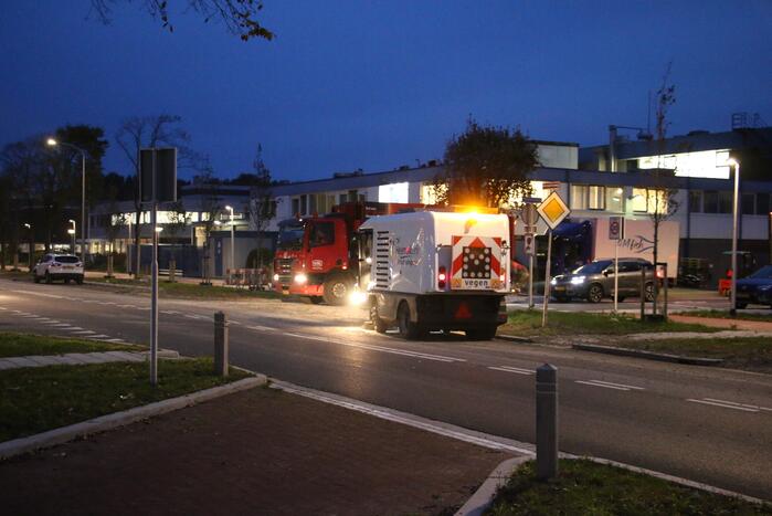Vrachtwagen verliest lading, weg bezaaid met beton en stenen