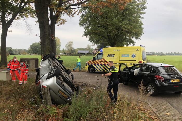 #Elsendorp Auto belandt op de kop na ongeval tussen twee personenauto's Oude Domptweg Elsendorp.
