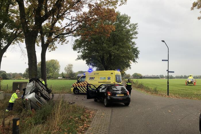Auto belandt op de kop na ongeval tussen twee personenauto's