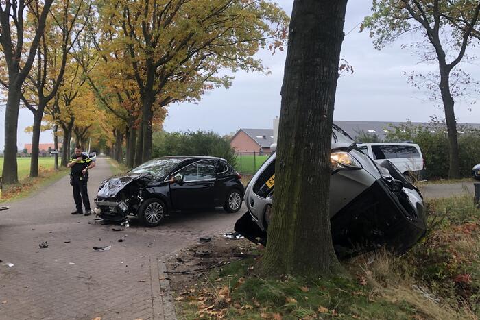 Auto belandt op de kop na ongeval tussen twee personenauto's