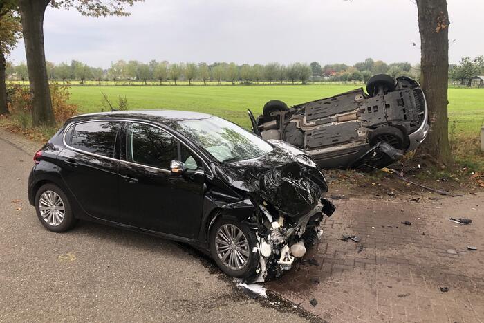 Auto belandt op de kop na ongeval tussen twee personenauto's