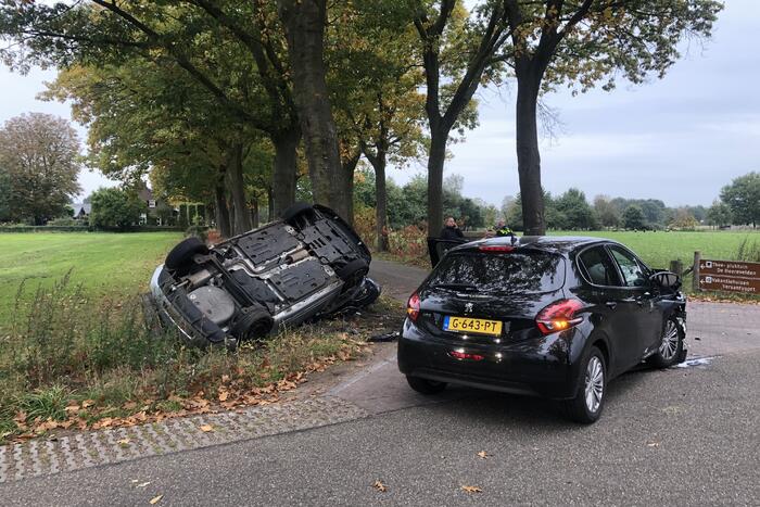 Auto belandt op de kop na ongeval tussen twee personenauto's