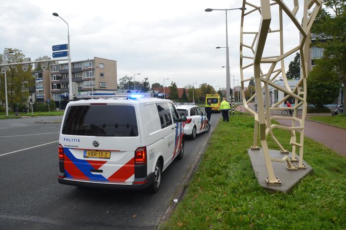 Vrouw gewond na aanrijding met doorrijder