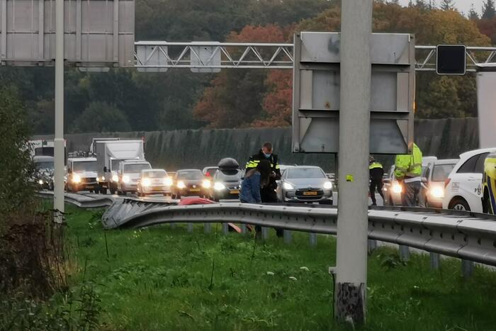 Voertuig in vangrail na ongeval