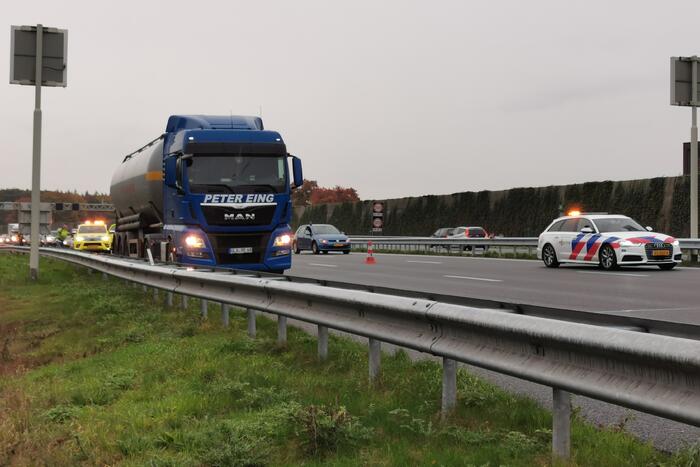 Voertuig in vangrail na ongeval