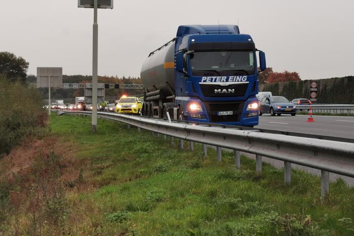 Voertuig in vangrail na ongeval