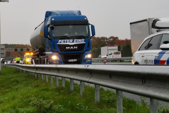 Voertuig in vangrail na ongeval