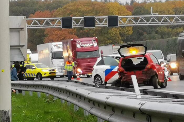 Voertuig in vangrail na ongeval