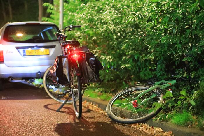 Fietsers wijken uit en knallen tegen auto