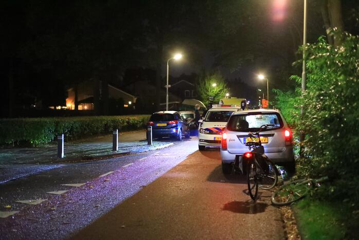 Fietsers wijken uit en knallen tegen auto