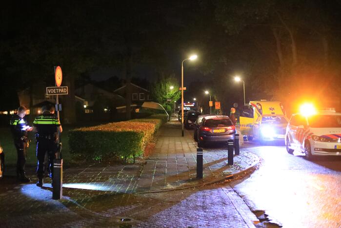 Fietsers wijken uit en knallen tegen auto