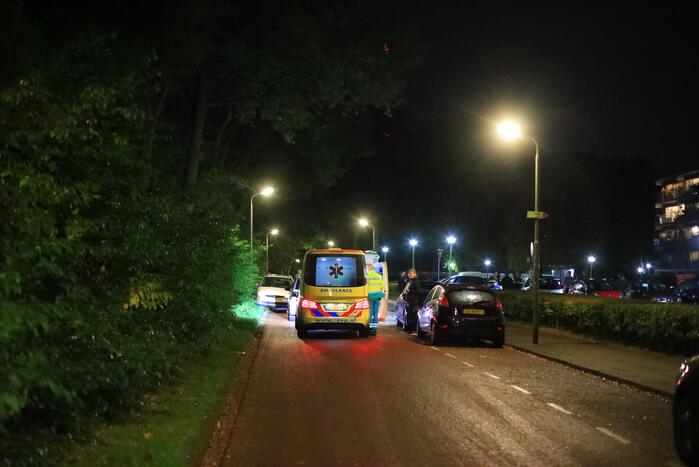 Fietsers wijken uit en knallen tegen auto