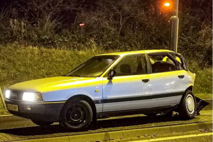 Auto raakt in slip en rijdt tegen een paal