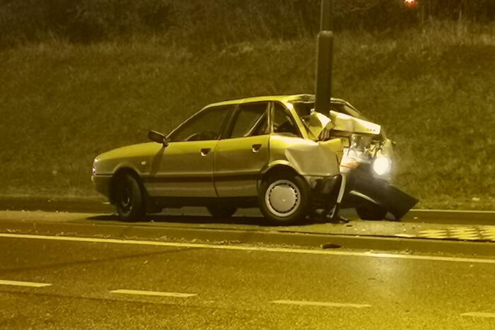 Auto raakt in slip en rijdt tegen een paal