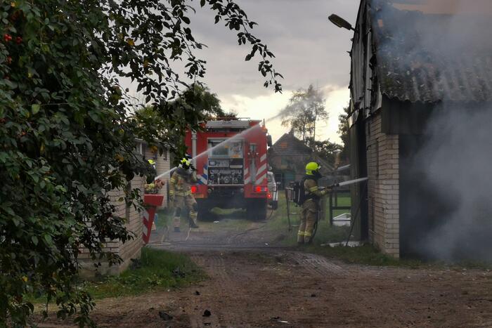 Uitslaande brand in schuur