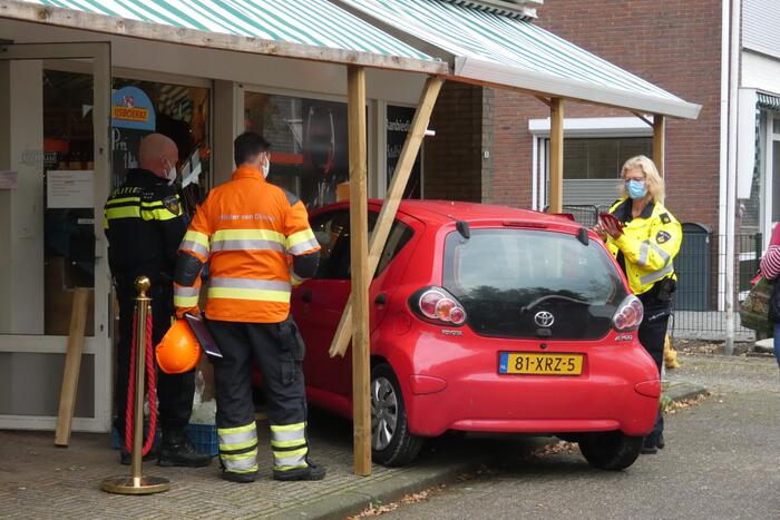 Ravage nadat auto winkel binnen rijdt