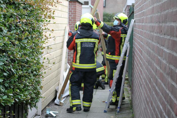 Partytent dreigt weg te vliegen door harde wind