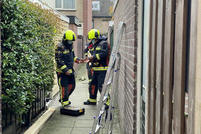 Partytent dreigt weg te vliegen door harde wind