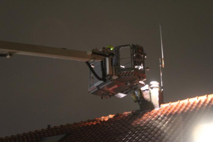 Brand in schoorsteen van woning